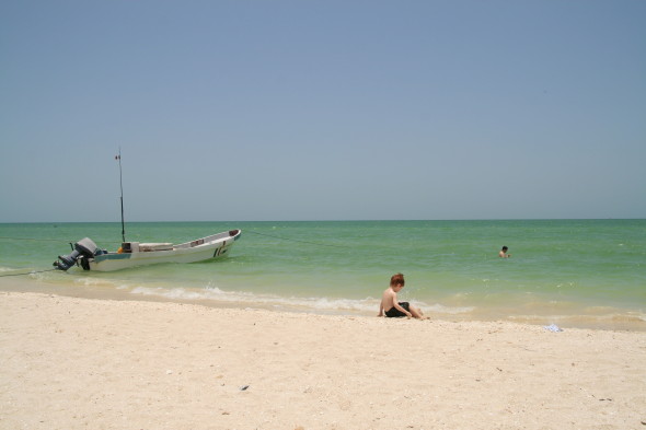 Celestún es una playa que queda a menos de una hora en auto desde Mérida. Es tranquila, limpia y más económica que Cancún.