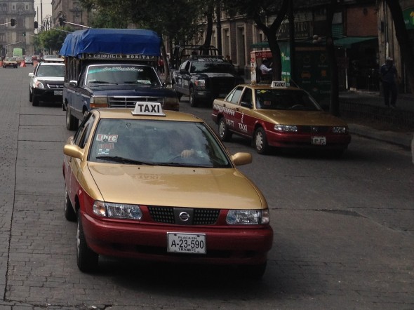 Un taxi cuya placa tiene la licencia "en trÃ¡mite". De todas formas, nunca se sabe.