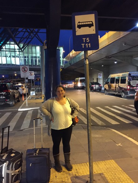 Esperando el bondi (autobus) en el aeropuerto de Porto Alegre.