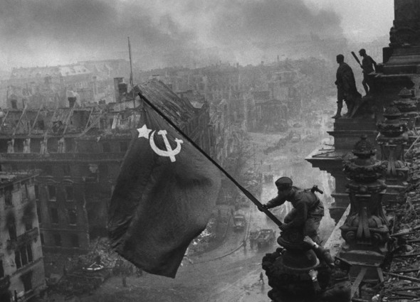 Allemagne, Berlin. 2 mai 1945. Le drapeau rouge flotte sur les toÂ”ts du Reichstag