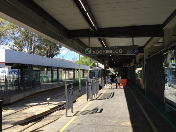 Tomando el Tren Ligero hacia Xochimilco.