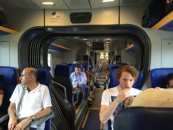 El interior del tren Leonardo Express