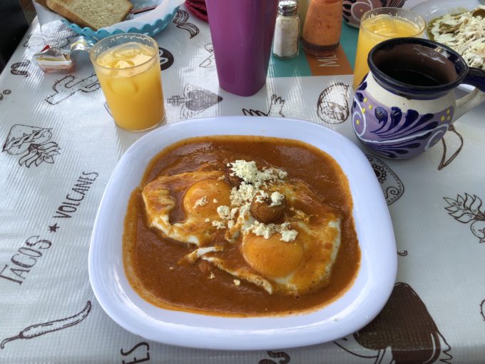 Desayuno mexicano - huevos motuleÃ±os