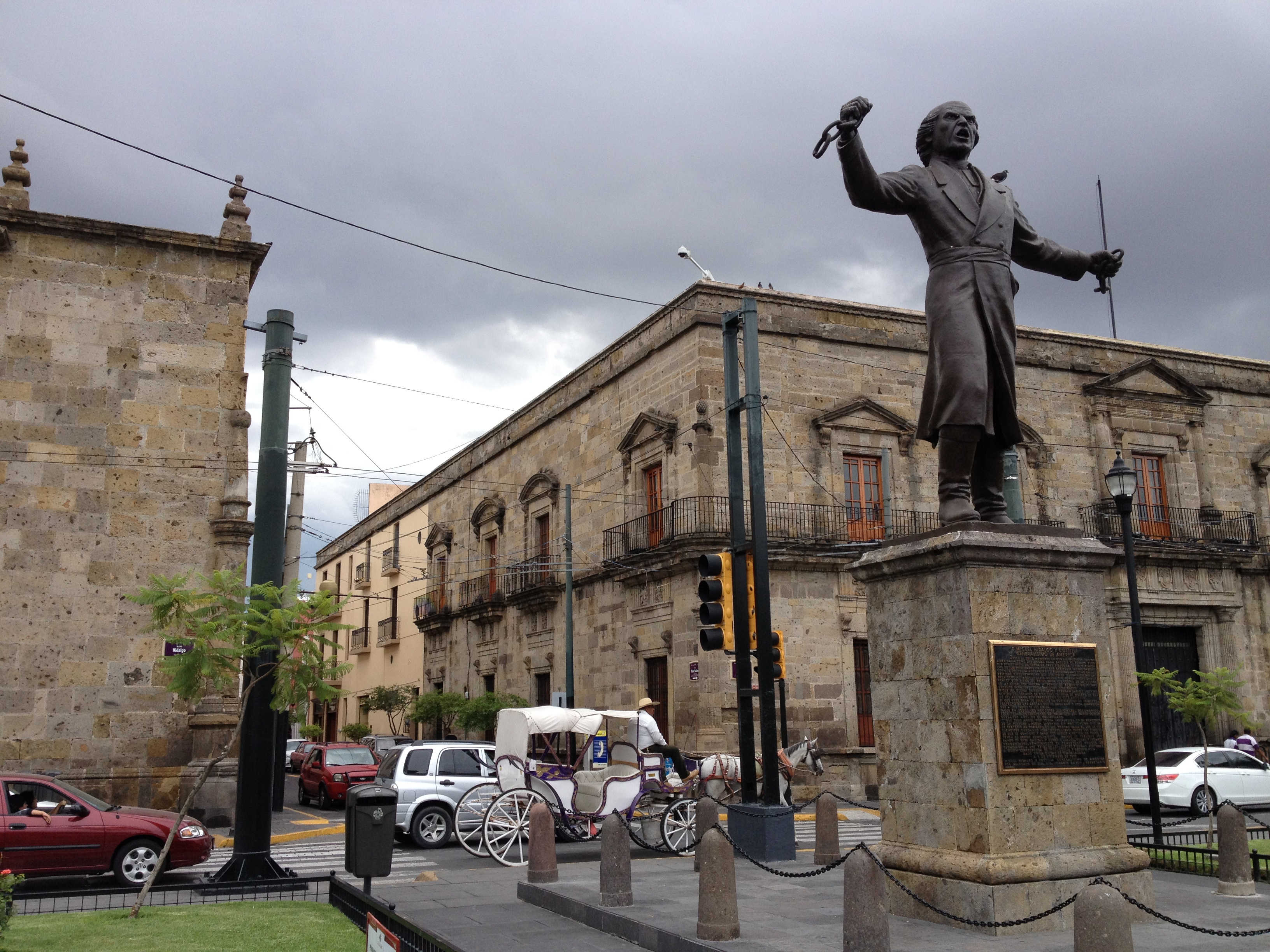 Estatua de bronce de don Miguel Hidalgo y Costilla.