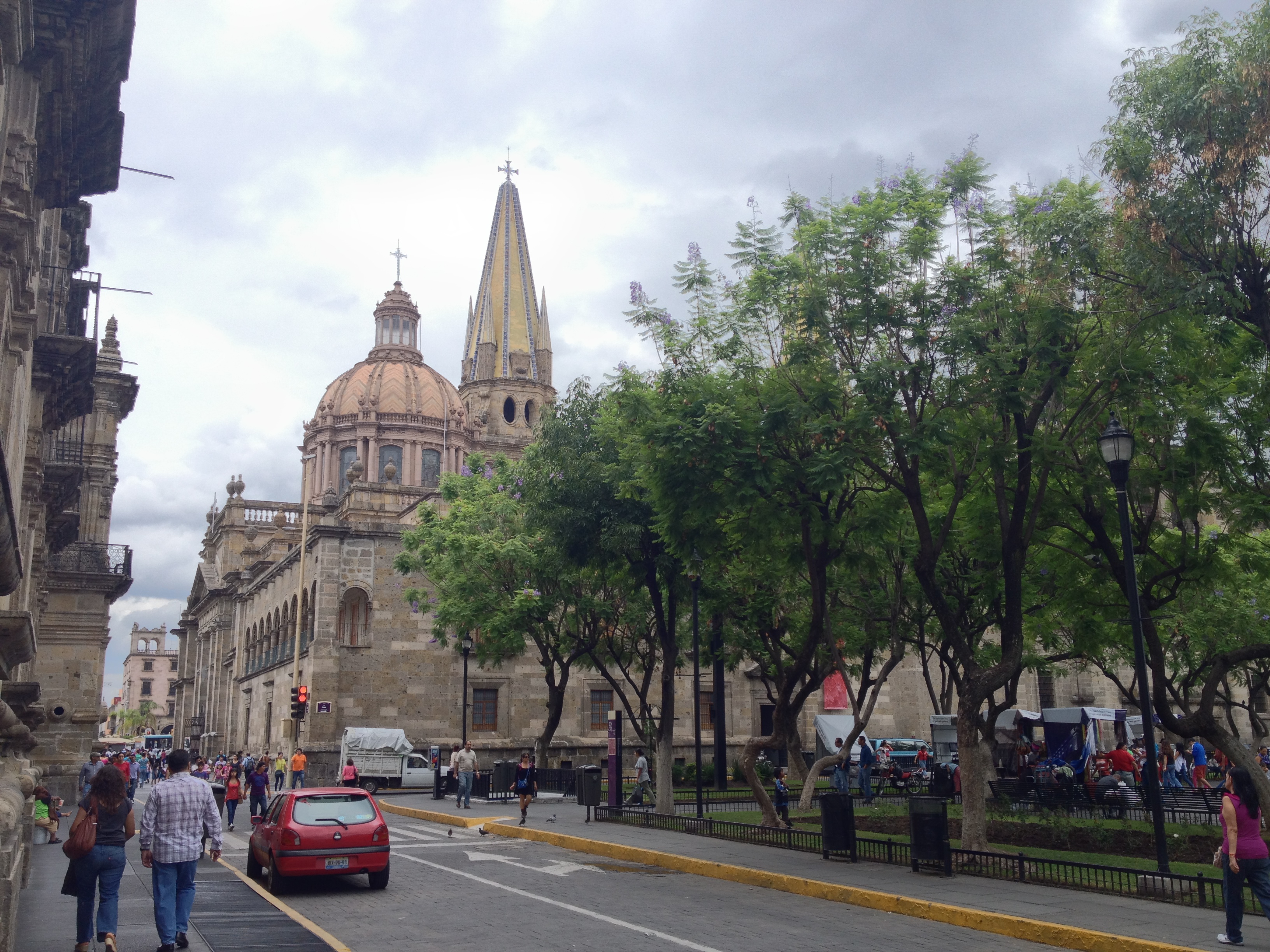 Vista de la Catedral desde la plaza del Degollado